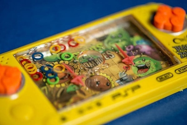 51. Игра с колечками в воде