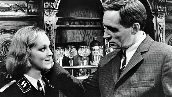 10. Кем была дама в фильме «Семнадцать мгновений весны», не дававшая покоя Штирлицу в баре?