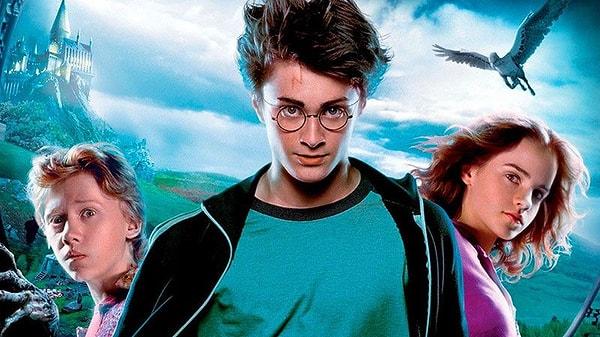9. 2002'de içindeki metin Hobbit kitabına ait olan sahte bir Harry Potter kitabı satılmaya başlanmıştı. Bu kitabın içinde karakterlerin adı Harry Potter karakterleri ile değiştirilmişti.