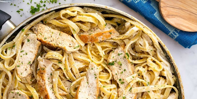 Fettucini Alfredo: Evde porsiyon fiyatı 9.25 TL; dışarıda yeme porsiyon fiyatı 20 TL.