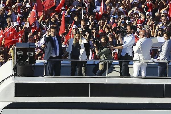 İstanbul Büyükşehir Belediye Başkanı Ekrem İmamoğlu, eşi Dilek İmamoğlu ile birlikte ilk olarak İstanbul Büyükşehir Belediyesi'nin Saraçhane'deki binası önünde vatandaşları selamladı.