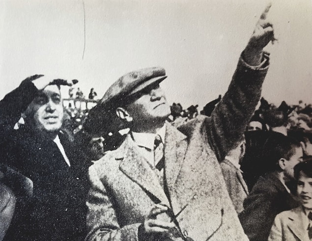 Mustafa Kemal Atatürk, tüm dünyanın saygı duyduğu ve hayranlık beslediği muazzam bir liderdi. Bilimin ve sanatın ışığında ilerleyip herkese örnek olacak bir devlet yaratma gayesindeydi...