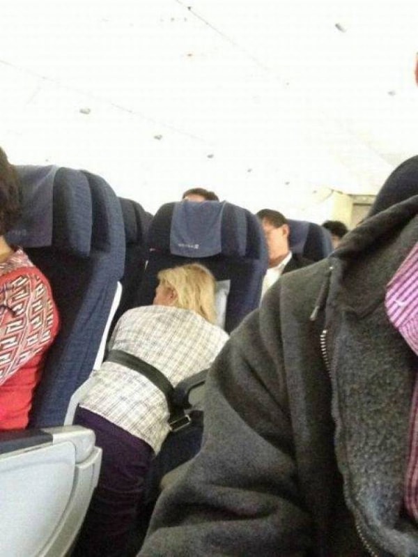 6. "Это был четвертый час полета. Все выживали, как могли"