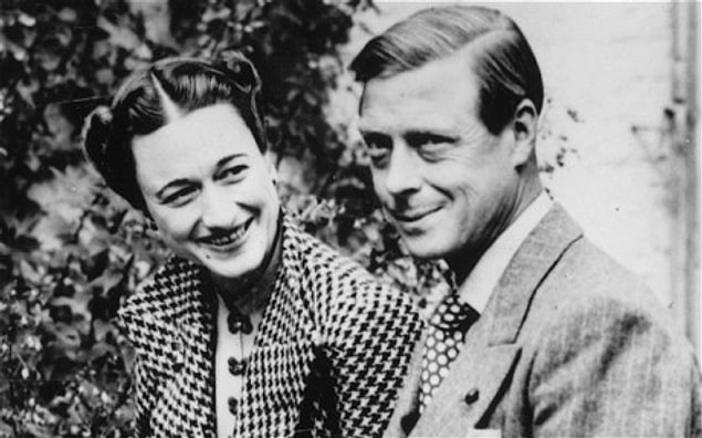 11. Resimde gördüğünüz kadın Wallis Simpson. O bir First Lady değil, tam olacaktı ki İngiltere Kralı onunla evlenebilmek için tacından vazgeçti. Kimdir bu aşkı için tahtından feragat eden Kral?