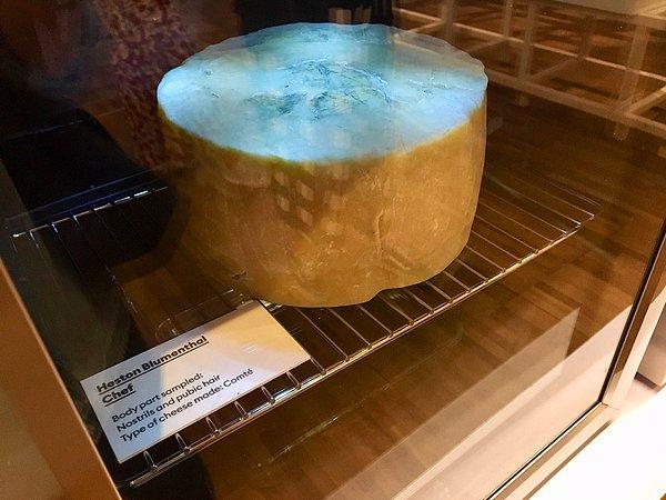 5 ünlünün göbek deliğinden bakterileri toplayıp, mikroorganizmaları sütle karıştırarak akla gelebilecek en rahatsız edici peynir türünü ortaya çıkardılar.