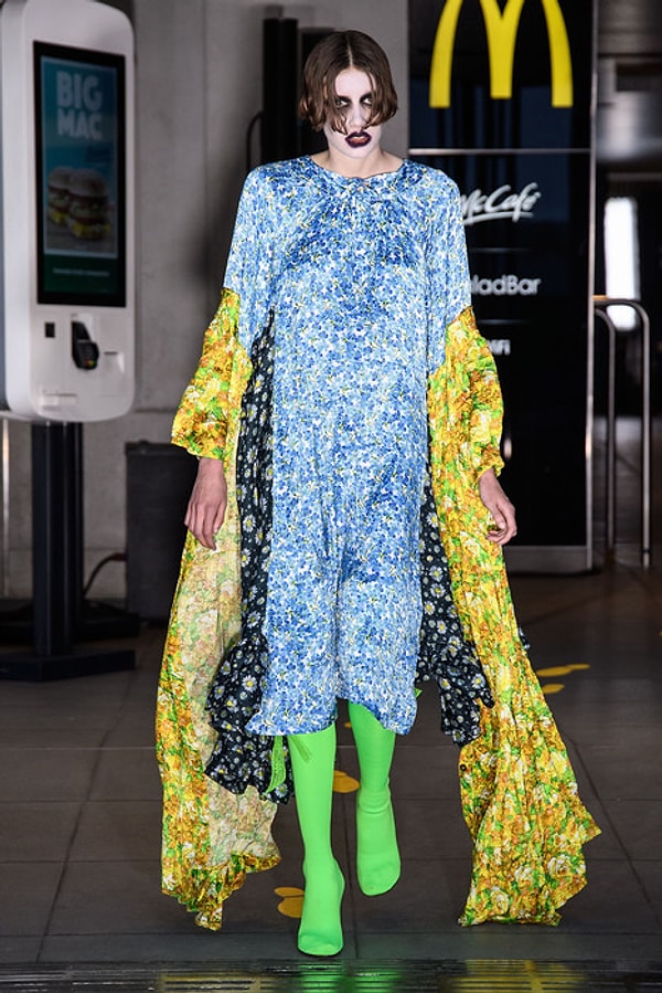 В его концепции модели - это типичные посетители фастфуд заведений, причисленные к различным социальным группам.