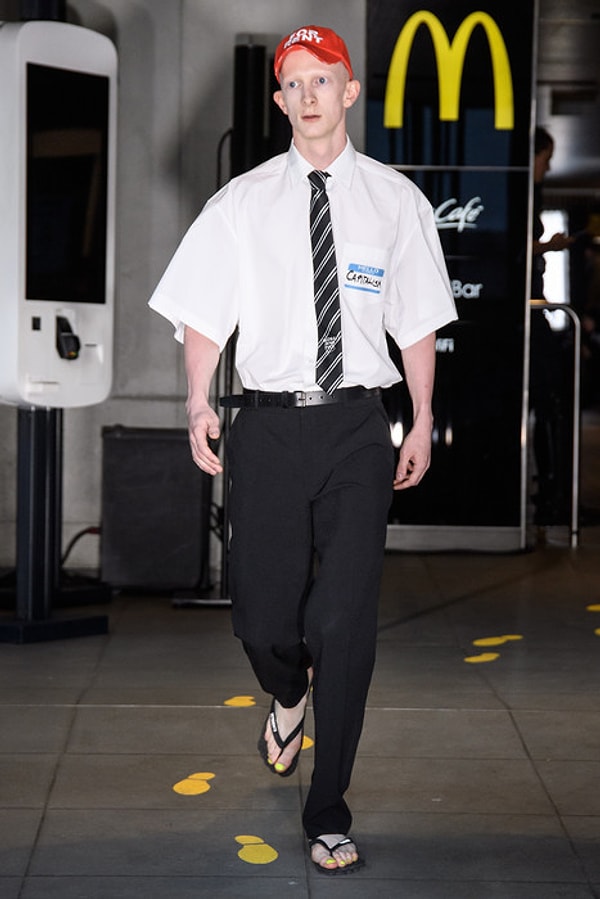 Основатель модного дома Ветементс грузинский дизайнер Демна Гвасалия провел показ прямо в парижском "Макдональдсе", чем высказался на тему общества потребителей.