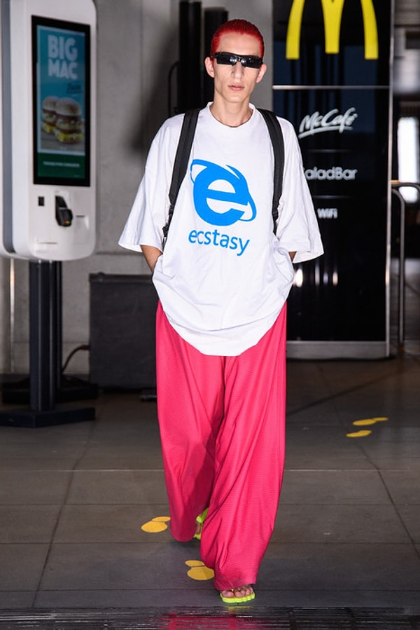 Тут и серьезные полицейские, охранники, студенты и уставшие тусовщицы, зашедшие перекусить после вечеринки. На многих вещах присутствуют логотипы известных брендов.