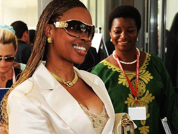 13. Svaziland Krallığı'nda III. Mswati'nin eşlerinden biri olan Inkhosikati LaMbikiza. Kendisi çok güzel olduğu için Kral hep onunla seyahate çıkar. Peki Svaziland'ın kendi gibi kaç tane First Lady'si var?