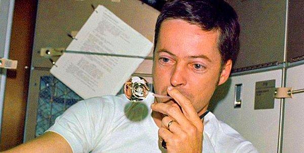Apollo 13’te, Thomas Ken Mattingly, gemi ile bağlantı kurmaya çalışıyordu.