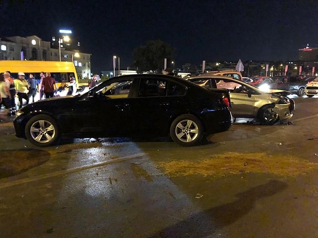 Daha sonra, arkadan gelen ve kazayı göremeyen sürücüler zincirleme kazaya karıştı.