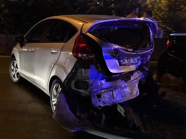 Yoldan geçen diğer sürücülerin ihbarı üzerine olay yerine sağlık, polis ve itfaiye ekipleri sevk edildi.