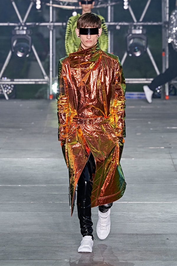 Светящиеся пиджаки, комбинезоны и плащи, украшенные элементами из ПВХ, мгновенно переносят зрителя в эпоху футуризма.