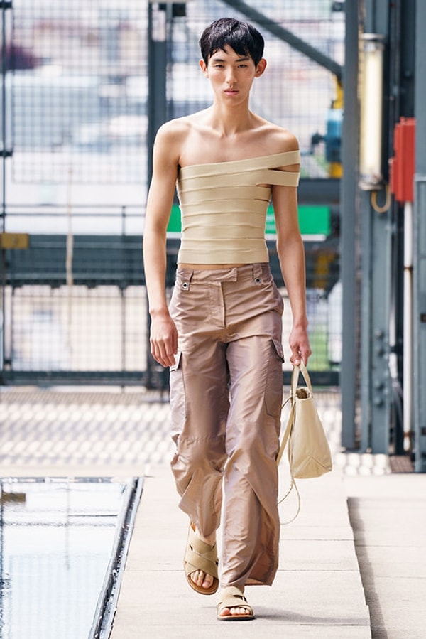 В большинстве моделей коллекции весна-лето 2020 была использована органза, прозрачность фактуры которой, дополнительно подчеркнута при помощи воды.