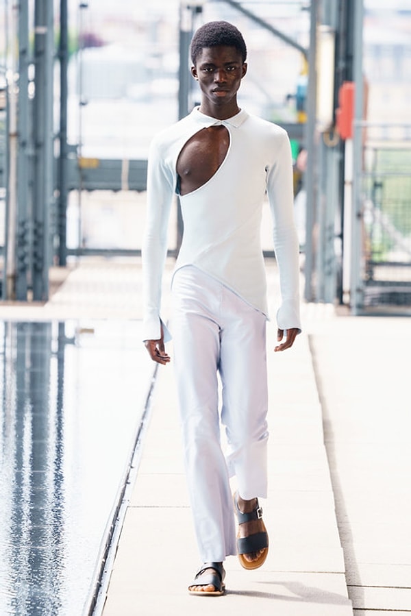 Чувственность и сексуальность моделей дополняют вырезы, совсем не типичные для мужского гардероба.