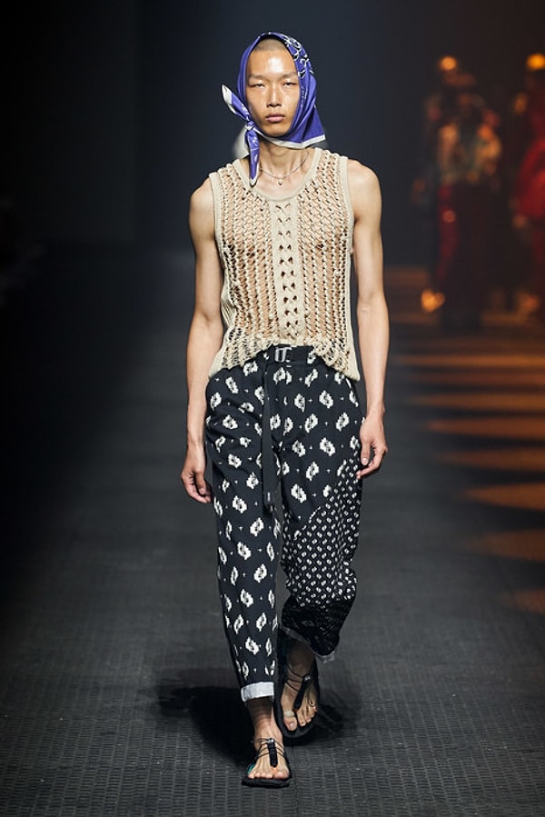 Косынки, обувь и сумки из сетки добавляют образам французского бренда яркости и современности.