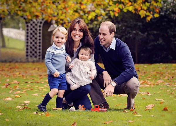 Ameliyattan iki hafta sonra yazlık saraylarına geçtiği belirtilen Middleton'u çocuklarının da bu süreçte hiç ziyaret etmemesi dikkatlerden kaçmadı.