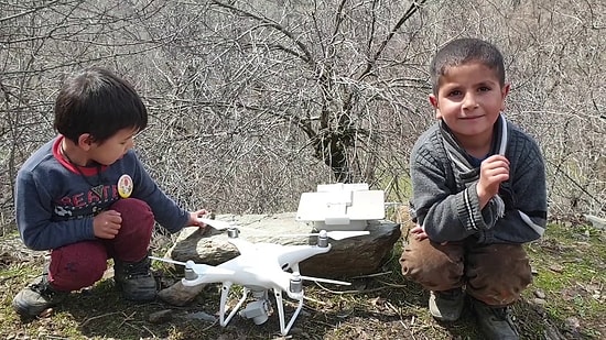 Ufaklıklarla Drone Hakkında Sohbet Eden Adamın Kaydettiği Muhteşem Görüntüler!