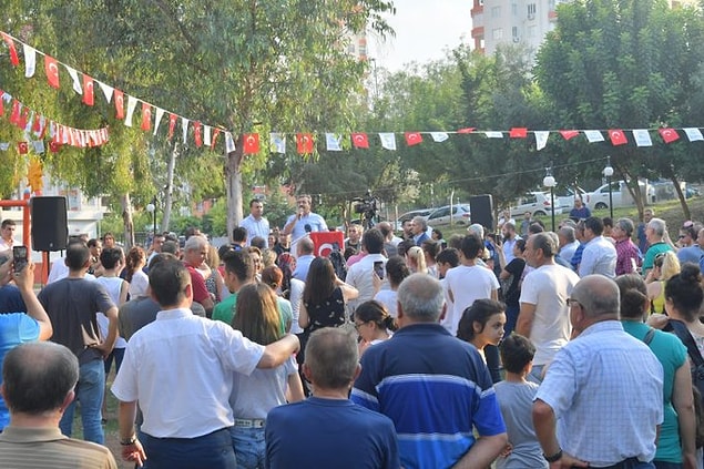 Etkinliğe CHP Adana Milletvekili Burhanettin Bulut ve İstanbul'da oy kullanan seçmenler ile çok sayıda vatandaş bir aradaydı..