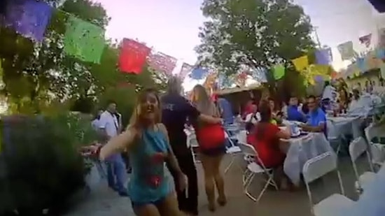 Gürültü Şikayetini Değerlendirmek İçin Gittikleri Evde Partiye Katılan Polisler