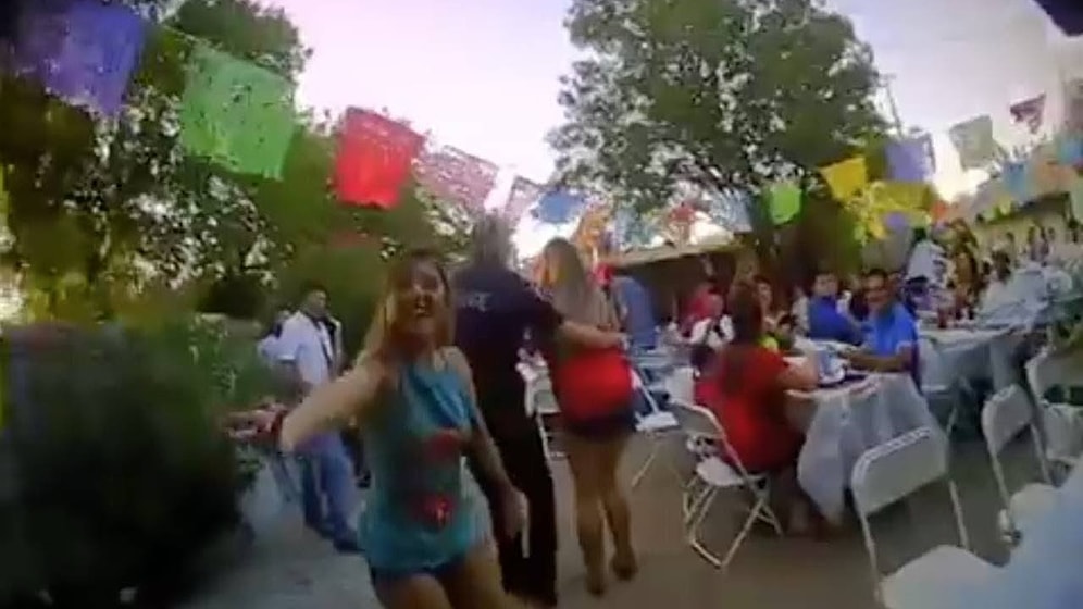 Gürültü Şikayetini Değerlendirmek İçin Gittikleri Evde Partiye Katılan Polisler