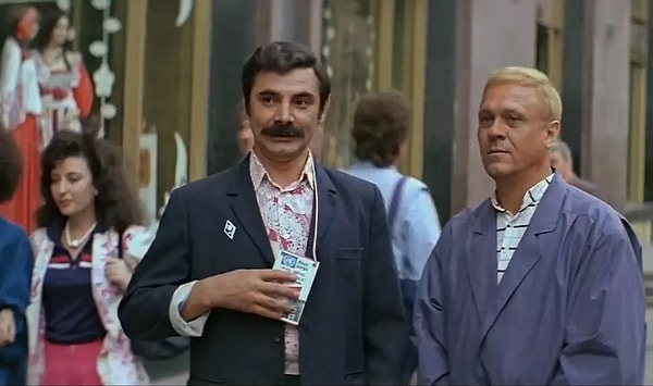 12. Ради чего продлил свой отпуск Гена в фильме "Где находится нофелет"?