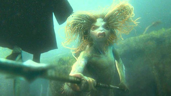 10. J.K. Rowling'in yer verdiği bir başka mitolojik figür de sirenler. Sirenler, güzel sesleriyle denizcileri büyüleyip gemilerini kayalığa doğru sürmelerini sağlayan kötü varlıklardır.