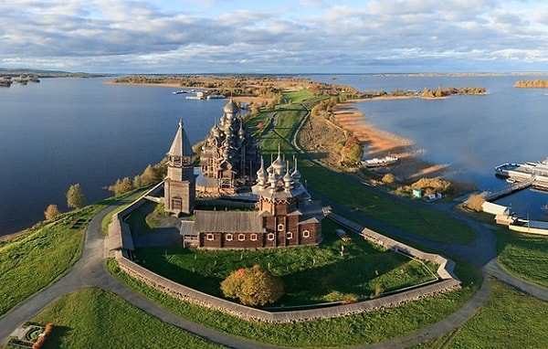 4. В какой республике находится остров Кижи?