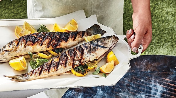 6. Какого цвета жабры у свежей рыбы?