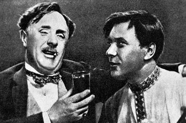 6. Кто написал музыку к кинотрилогии о Максиме?