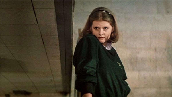 7. Чем любила заниматься Надя Клюева из «Самой обаятельной и привлекательной»?