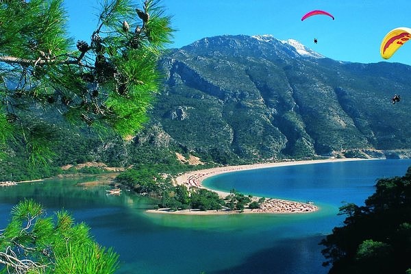 7. Какие цвета присутствуют на флаге Турции?