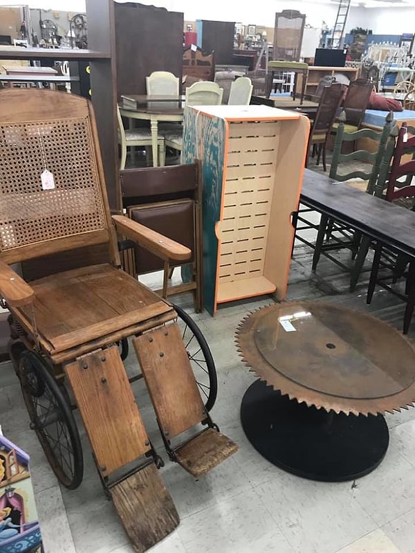 3. Странное инвалидное кресло. И куда более странный журнальный столик