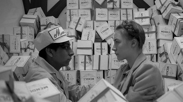 3. Какого цвета были коробки в данном кадре из фильма "Отель Гранд Будапешт"?