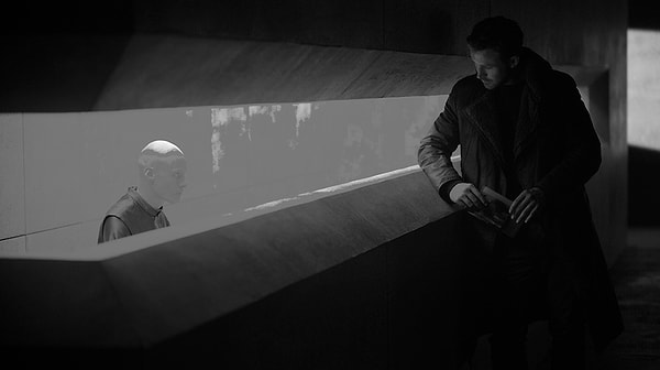 4. Какого цвета была лампа в этой сцене фильма "Бегущий по лезвию 2049"?