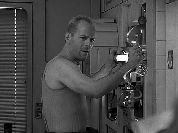 7. Что насчет цвета майки Корбена Далласа из "Пятого элемента"?