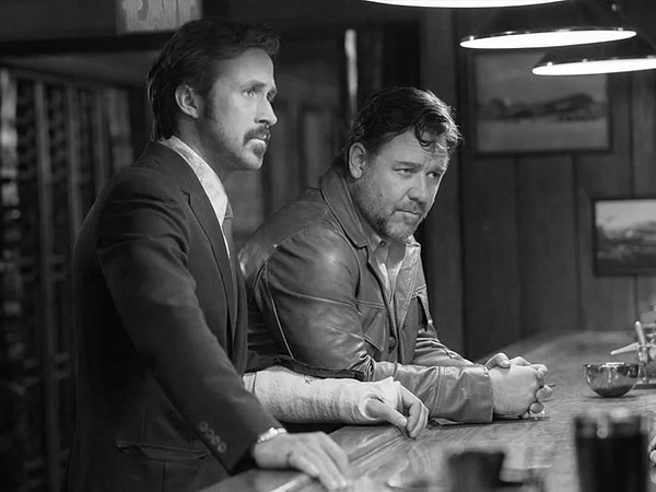 10. А помните, какого цвета был костюм персонажа Райана Гослинга в картине "Славные парни"?