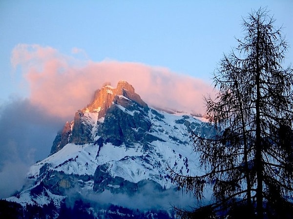 4. Ночевала тучка золотая На груди утеса-великана; Утром в путь она умчалась рано, По лазури весело играя;