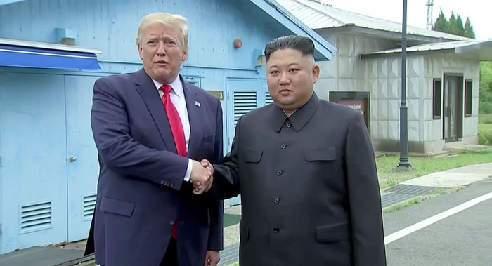 Kuzey Kore'ye Ayak Basan İlk ABD Lideri Oldu: Trump, Kim Jong-un ile 'El Sıkışmak' İçin Silahsızlandırılmış Bölgede