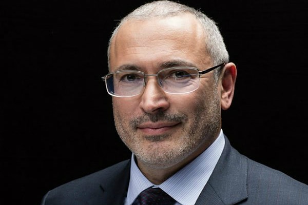 7. Российский предприниматель Михаил Ходорковский был арестован по обвинению в хищениях и неуплате налогов. А когда это произошло?