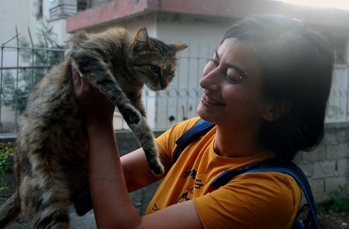 Adana'da Sokak Kedilerini Besleyen Kadına Saldırı: 'Mahalle Kirleniyor, Rahatsız Oluyoruz' Dediler