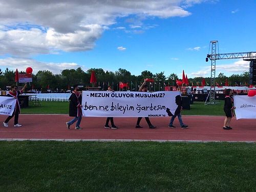 ODTÜ Yeniden Coştu! 2019 Mezuniyet Merasimine Birbirinden Yaratıcı Pankartlar Damga Vurdu