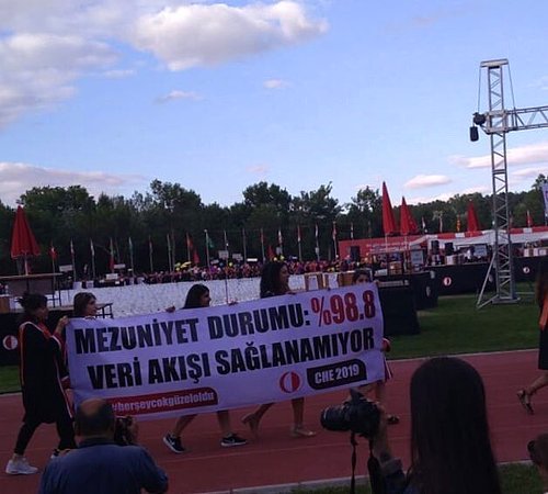 ODTÜ Yeniden Coştu! 2019 Mezuniyet Merasimine Birbirinden Yaratıcı Pankartlar Damga Vurdu