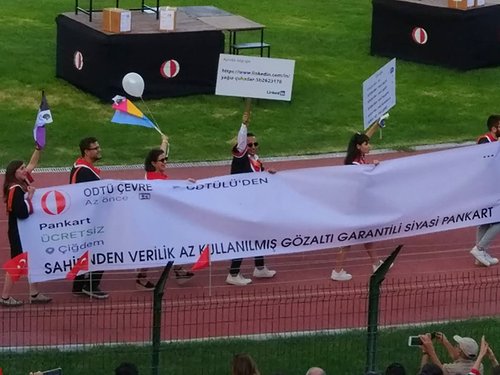 ODTÜ Yeniden Coştu! 2019 Mezuniyet Merasimine Birbirinden Yaratıcı Pankartlar Damga Vurdu