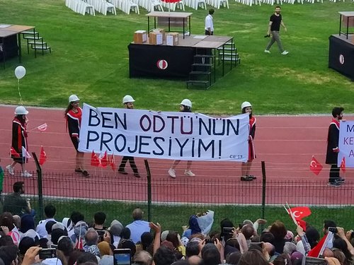 ODTÜ Yeniden Coştu! 2019 Mezuniyet Merasimine Birbirinden Yaratıcı Pankartlar Damga Vurdu