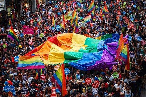 28 Haziran 1969’da polisin New York’taki Stonewall Inn’e yaptığı baskının ardından yapılan direniş eylemlerinin sembolü olarak dünyanın dört bir yanında kutlanan Onur Haftası için ünlüler birbirinden güzel paylaşımlar yaptılar.