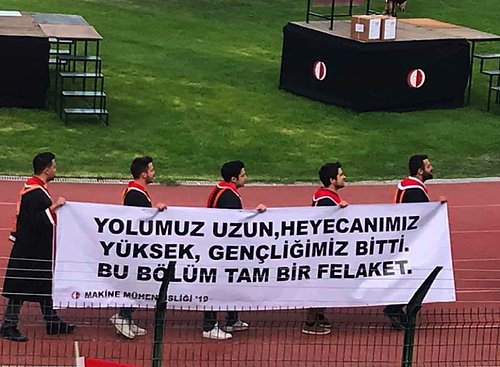 ODTÜ Yeniden Coştu! 2019 Mezuniyet Merasimine Birbirinden Yaratıcı Pankartlar Damga Vurdu