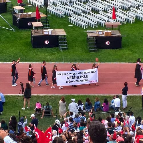 ODTÜ Yeniden Coştu! 2019 Mezuniyet Merasimine Birbirinden Yaratıcı Pankartlar Damga Vurdu