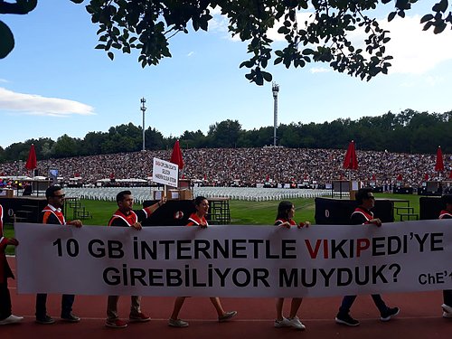 ODTÜ Yeniden Coştu! 2019 Mezuniyet Merasimine Birbirinden Yaratıcı Pankartlar Damga Vurdu