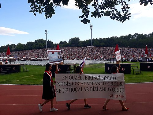 ODTÜ Yeniden Coştu! 2019 Mezuniyet Merasimine Birbirinden Yaratıcı Pankartlar Damga Vurdu